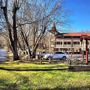 Riverbend Motel & Cabins